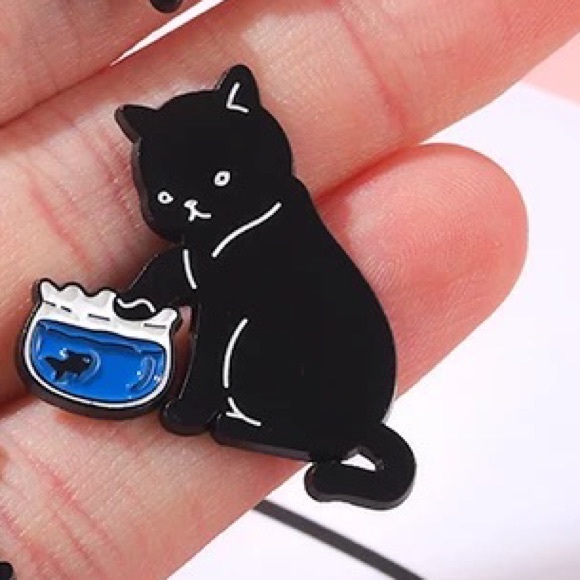 1 LEFT‼️ Black Cat Thief Enamel Pin Sneaky Goldfish Kitty Brooch Blackcat Badge - Picture 4 of 10